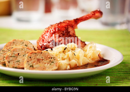 Canard rôti avec du chou et boulettes de pain - une cuisine tchèque Banque D'Images