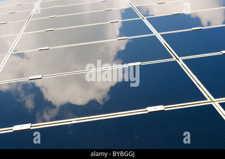 Les nuages reflétant dans les panneaux solaires à l'Energielandschaft c Banque D'Images