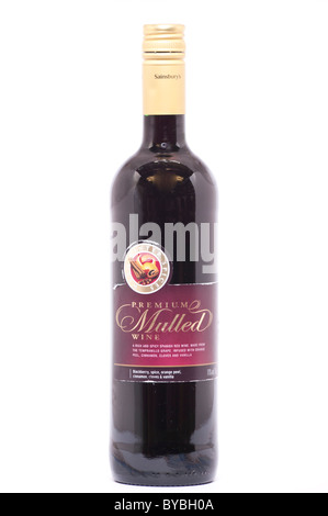 Une bouteille de vin chaud premium Sainsburys sur fond blanc Banque D'Images