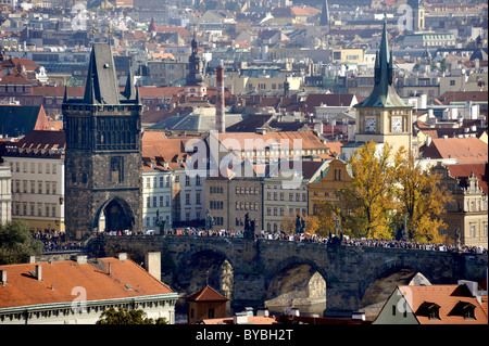 Tour du pont de la vieille ville, le Pont Charles, Prague, la Bohême, République Tchèque, Europe Banque D'Images