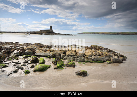 La vue sur la plage de Port Logan vers la jetée et le phare sur la péninsule de Rhins of Scotlands Banque D'Images