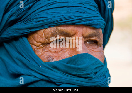 Portrait d'un homme touareg, Essendilène, Algérie, Afrique Banque D'Images