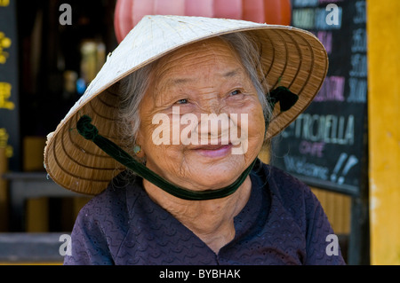 Vieille femme sourit joyeusement, portrait, Hoi An, Vietnam, Asie Banque D'Images