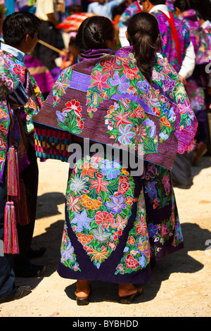 Vêtements brodés au festival de San Sebastian, Zinacantán, Chiapas, Mexique, 10 km à l'extérieur de San Cristobal de las Casas Banque D'Images