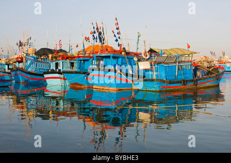 Bateaux de pêche bleu dans le port de Nha Trang, Vietnam, Asie Banque D'Images