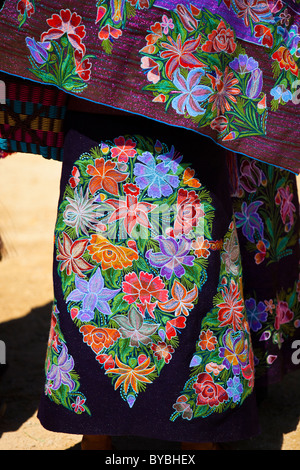 Vêtements brodés au festival de San Sebastian, Zinacantán, Chiapas, Mexique, 10 km à l'extérieur de San Cristobal de las Casas Banque D'Images