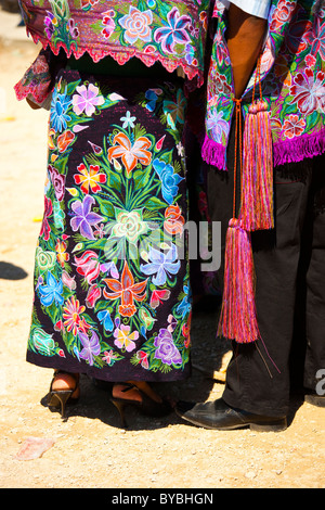 Vêtements brodés au festival de San Sebastian, Zinacantán, Chiapas, Mexique, 10 km à l'extérieur de San Cristobal de las Casas Banque D'Images