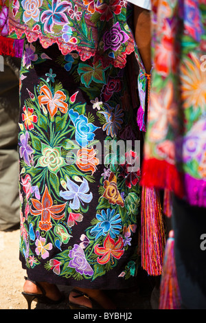 Vêtements brodés au festival de San Sebastian, Zinacantán, Chiapas, Mexique, 10 km à l'extérieur de San Cristobal de las Casas Banque D'Images