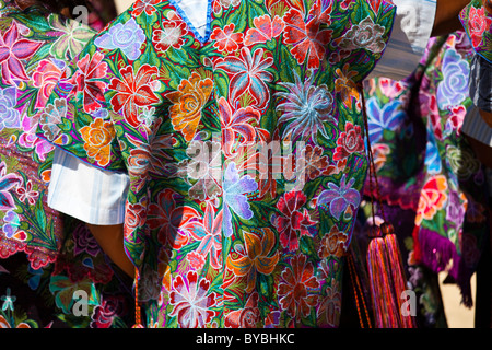 Vêtements brodés au festival de San Sebastian, Zinacantán, Chiapas, Mexique, 10 km à l'extérieur de San Cristobal de las Casas Banque D'Images