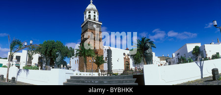 La place principale et l'église de Nuestra Señora de Guadalupe, Teguise, Lanzarote, Canary Islands, Spain, Europe Banque D'Images