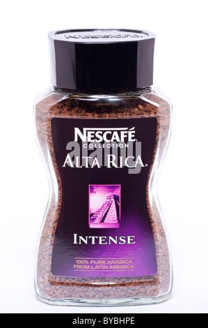 Un pot de café instantané Nescafé Alta Rica sur fond blanc Banque D'Images