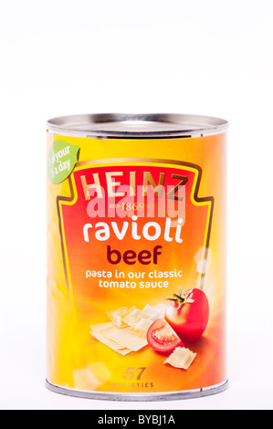 Une boîte de raviolis boeuf Heinz pâtes en sauce tomate sur un fond blanc Banque D'Images