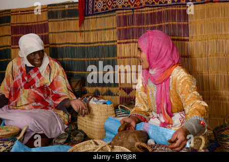 Deux femmes marocaines à la coopérative des femmes d'afous argan argan maroc noyaux fissuration Banque D'Images