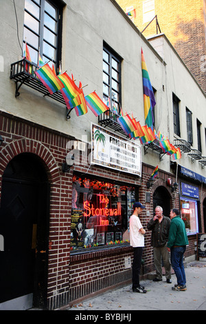 Drapeaux arc-en-ciel LGBT Stonewall au-dessus de la célèbre bar à Greenwich Village à New York City, USA Banque D'Images