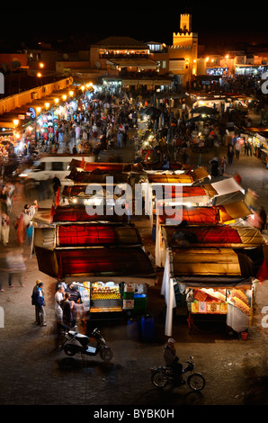 Sommaire des foules au stands alimentaires et magasins de nuit à la place Jamaa el fna marrakech maroc marché Banque D'Images