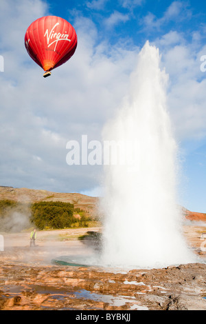 Un eruptiong à geysir Geyser en Islande, l'endroit après lequel tous les mondes geysirs sont nommés. Banque D'Images