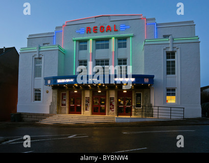 Anciennement un cinéma l'illuminé le Regal dans Bathgate Lothian de l'ouest de l'Écosse est désormais un théâtre communautaire Banque D'Images