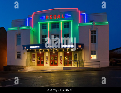 Anciennement un cinéma l'illuminé le Regal dans Bathgate Lothian de l'ouest de l'Écosse est désormais un théâtre communautaire Banque D'Images