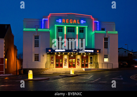 Anciennement un cinéma l'illuminé le Regal dans Bathgate Lothian de l'ouest de l'Écosse est désormais un théâtre communautaire Banque D'Images