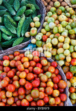 Les tomates et melon amer dans des paniers à un marché indien. L'Andhra Pradesh, Inde Banque D'Images