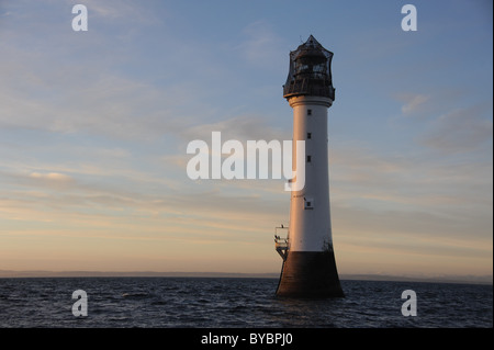 Le phare de Bell Rock 12 miles au large de la côte d'Arbroath dans le nord est de l'Ecosse. Photographié en janvier 2011 Banque D'Images