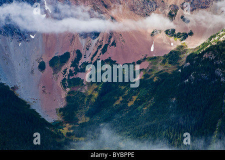 Affichage détaillé de la face nord-est de l'azurite, Pointe des Cascades de Washington, USA. Banque D'Images