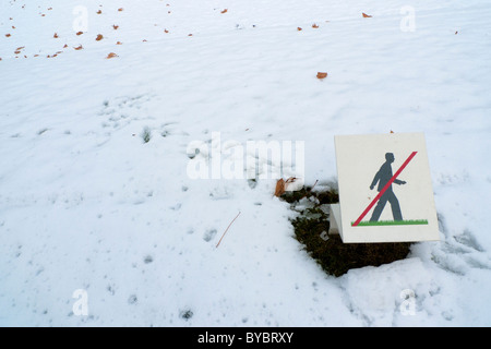 Ne pas marcher sur la pelouse (inscription dans la neige, Paris France Banque D'Images
