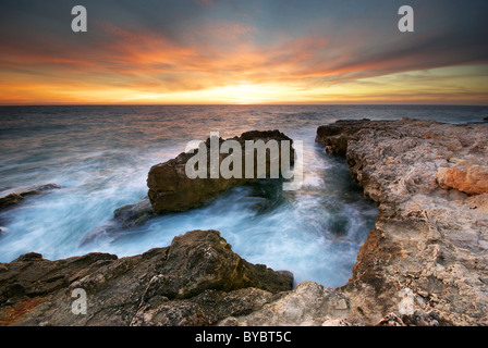 Beau paysage marin. Mer et rocher au coucher du soleil. Composition de la nature. Banque D'Images