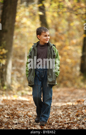 Cute kid de prendre une marche dans la forêt en plein air Banque D'Images