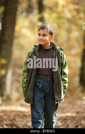 Cute kid de prendre une marche dans la forêt en plein air Banque D'Images