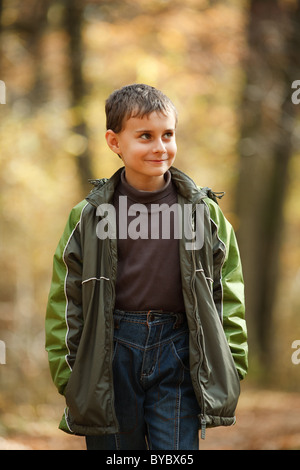 Cute kid de prendre une marche dans la forêt en plein air Banque D'Images