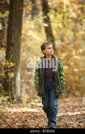 Cute kid de prendre une marche dans la forêt en plein air Banque D'Images