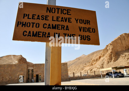 Avis n'autorisant des caméras ou des caméras vidéo à la Vallée des Rois en Egypte Banque D'Images