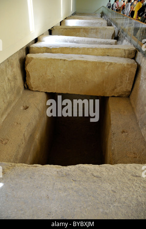 La chambre dans laquelle le navire Khufu, aussi connu comme le roi Khéops' bateau solaire a été trouvé au Musée des pyramides de Gizeh, Le Caire, Egypte Banque D'Images