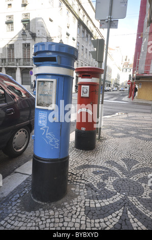 Poste locale et internationale des boîtes dans le centre de Lisbonne , Portugal Banque D'Images