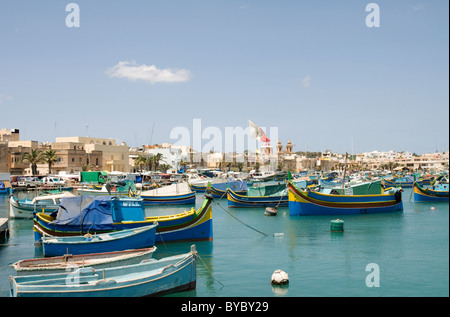 Village de pêcheurs de Marsaxlokk Malte plus grande pouvant accueillir 250 bateaux de pêche enregistrés Banque D'Images