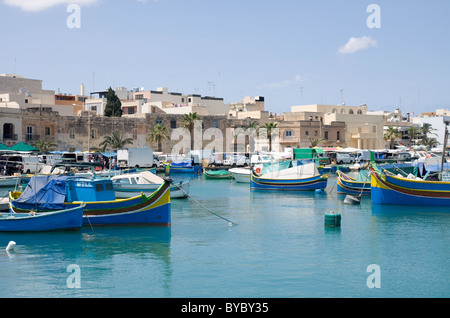 Village de pêcheurs de Marsaxlokk Malte plus grande pouvant accueillir 250 bateaux de pêche enregistrés Banque D'Images