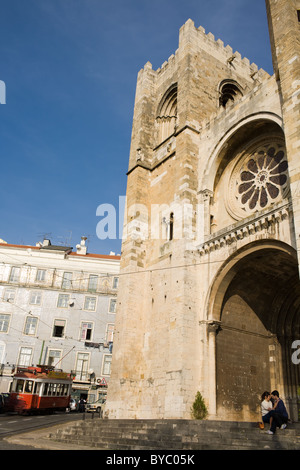 Tramway 28 passe par le baiser couple dans la cathédrale Sé, d'Alfama, Lisbonne, Portugal Banque D'Images