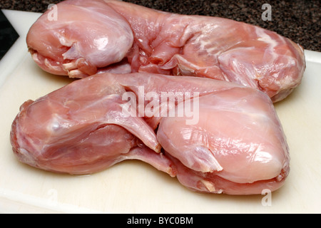 Deux lapins, prêts à être cuisinés Banque D'Images