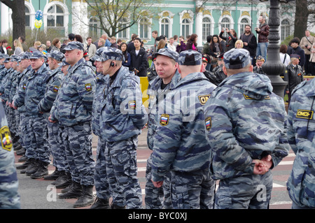 Fédération des policiers (miliciens) se tenant dans la ligne et de la protection d'un territoire de la Place du Palais à Saint-Pétersbourg au cours de célébrer Banque D'Images