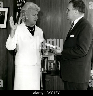 Jacqueline Cochran, première femme aviator de briser le mur du son assermentation à titre de consultant de la NASA. Banque D'Images