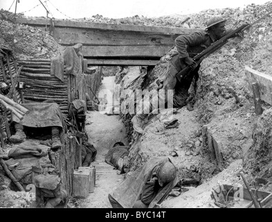 Une tranchée britannique près de la route Albert-Bapaume à Ovillers-la-Boisselle, juillet 1916 au cours de la bataille de la Somme. Banque D'Images