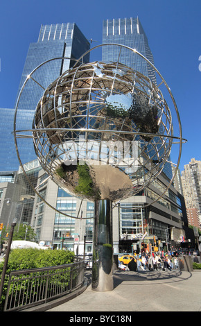 Globe en acier inoxydable à l'extérieur de Trump Tower new york Banque D'Images