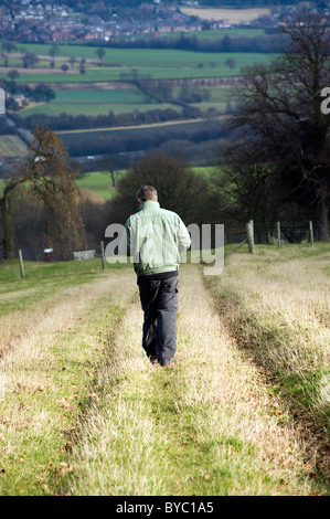 Homme marchant à Wentworth Castle, Barnsley, UK Banque D'Images