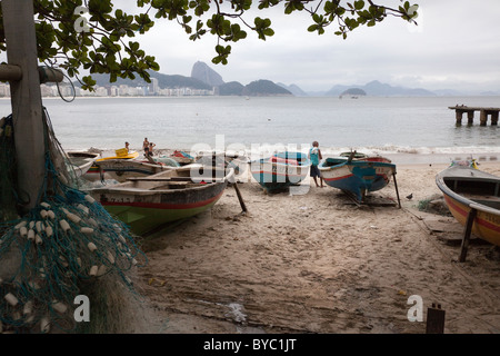 Bateaux de pêche sur la plage de Copacabana, Rio de Janeiro, Brésil, Amérique du Sud. Banque D'Images