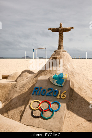 Sculpture de sable sur la plage de Copacabana, Rio de Janeiro, Brésil, Amérique du Sud. Banque D'Images