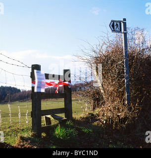 L'accès interdit signe sur une clôture et stile durant la crise de la fièvre aphteuse sur les terres agricoles dans la campagne de Carmarthenshire Wales UK KATHY DEWITT Banque D'Images