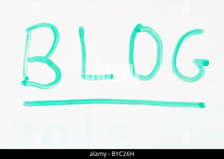 Blog écrit sur un tableau blanc avec un marqueur vert Banque D'Images