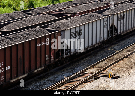 3 rangées de Norfolk Southern Railway & gondoles Conrail voitures pleines de charbon de l'échelon local des mines de charbon. Quincy / Dickinson, WV, États-Unis d'Amérique Banque D'Images