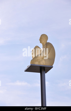 L'homme assis au centre de sculpture sculpture Nasher, Dallas, Texas, USA Banque D'Images